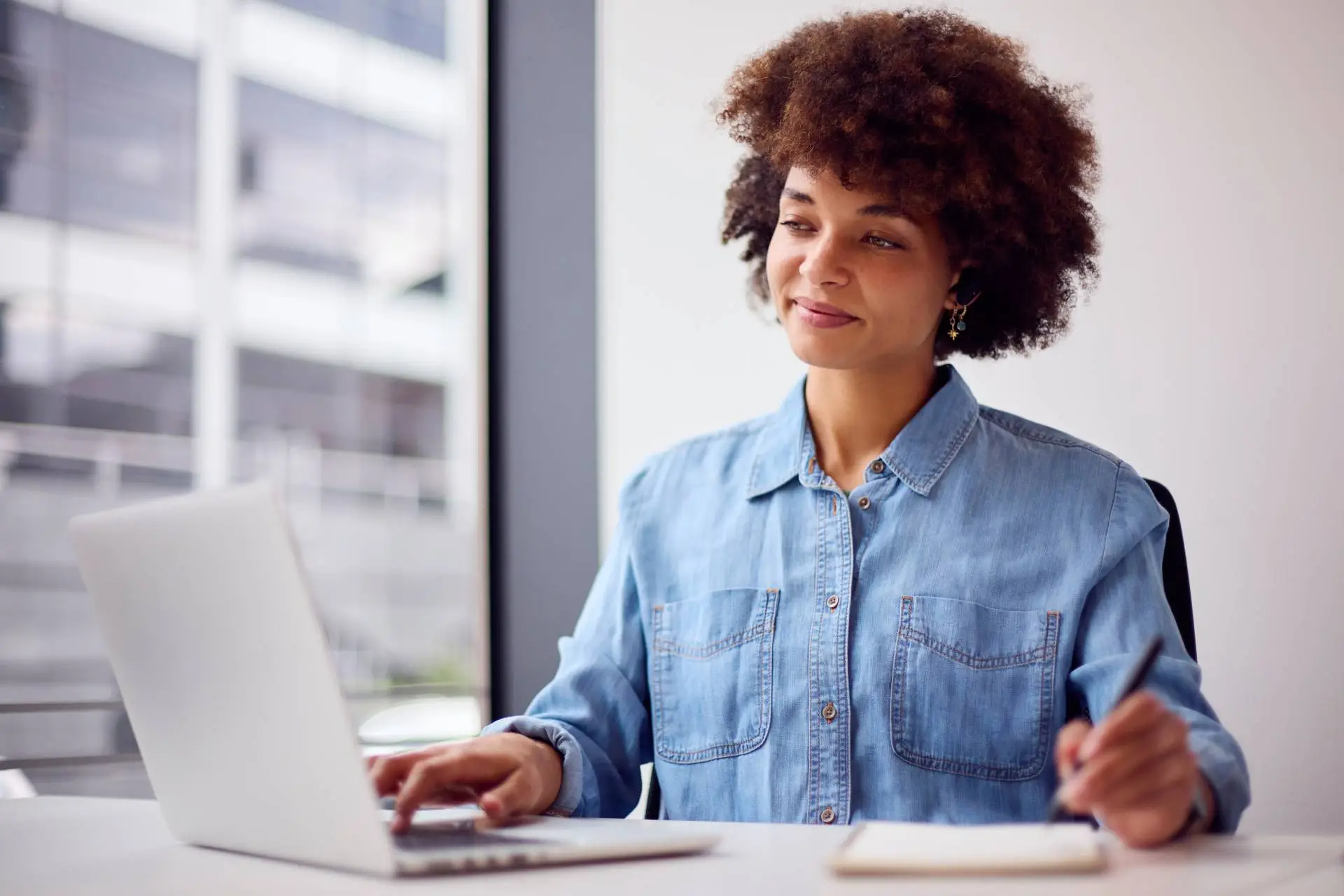 young-businesswoman-in-modern-office-working-on-la-2024-10-22-05-23-01-utc (1)